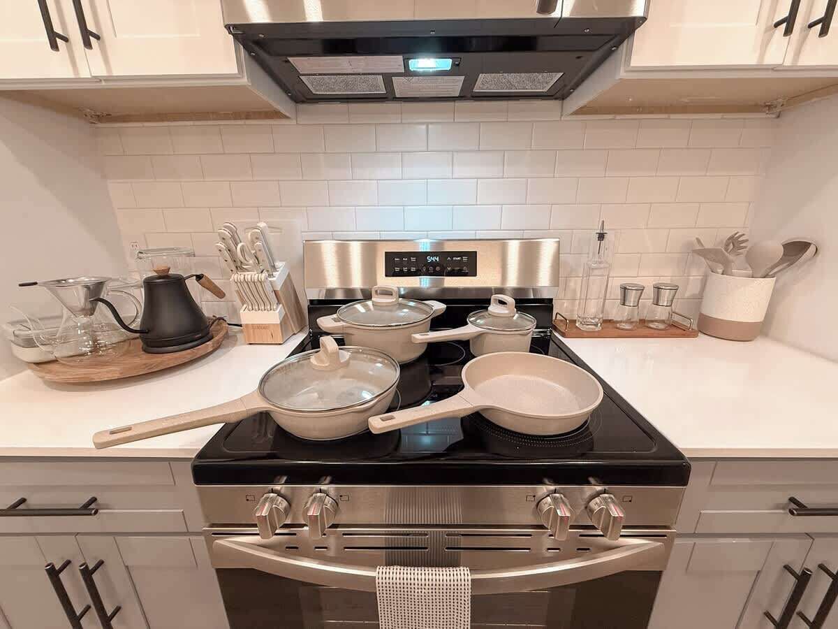 Frigorífico, microondas, horno y placa de cocina