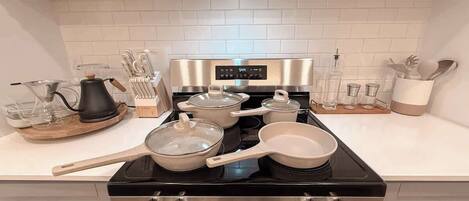 Frigorífico, microondas, horno y placa de cocina