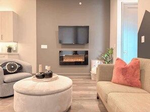 TV, fireplace, offices - D Cityscape Getaway | Fort Worth | SameDay Booking (Fort Worth)