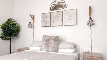 Een strijkplank/strijkijzer, wifi, beddengoed