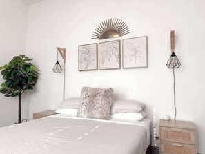 Tabla de planchar con plancha, wifi y ropa de cama