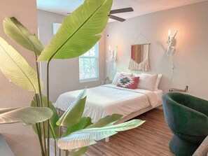 Een strijkplank/strijkijzer, wifi, beddengoed