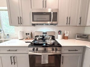 Fridge, microwave, oven, stovetop - Stylish 1BR 1B | Medical District | Dallas Airport (Dallas)
