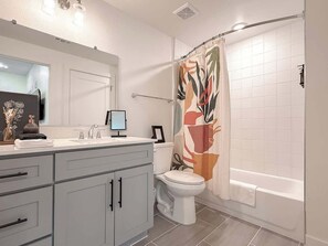 Shower, hair dryer - Stylish 1BR 1B | Medical District | Dallas Airport (Dallas)
