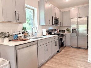 Fridge, microwave, oven, stovetop - Stylish 1BR 1B | Medical District | Dallas Airport (Dallas)