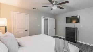 Een strijkplank/strijkijzer, wifi, beddengoed