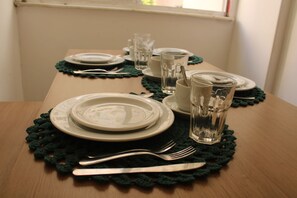 Dining - A 5-minute walk from Copacabana Beach - spacious apartment sleeps 6 people. (Rio de Janeiro)
