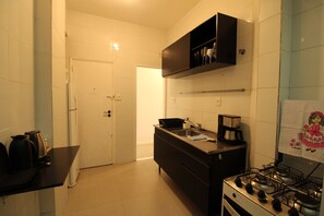 Oven, stovetop - A 5-minute walk from Copacabana Beach - spacious apartment sleeps 6 people. (Rio de Janeiro)