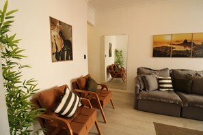 TV - A 5-minute walk from Copacabana Beach - spacious apartment sleeps 6 people. (Rio de Janeiro)