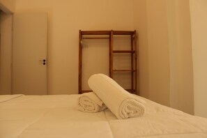 Interior - A 5-minute walk from Copacabana Beach - spacious apartment sleeps 6 people. (Rio de Janeiro)