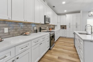 Private kitchen - Cozy & Quiet Stay near LSU & Downtown with Free Parking (Baton Rouge)