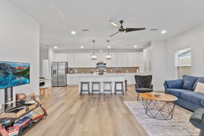 Living area - Cozy & Quiet Stay near LSU & Downtown with Free Parking (Baton Rouge)