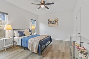 Iron/ironing board, WiFi, bed sheets - Cozy & Quiet Stay near LSU & Downtown with Free Parking (Baton Rouge)