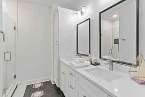 Shower, hair dryer, towels, soap - Cozy & Quiet Stay near LSU & Downtown with Free Parking (Baton Rouge)