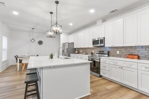 Private kitchen - Cozy & Quiet Stay near LSU & Downtown with Free Parking (Baton Rouge)