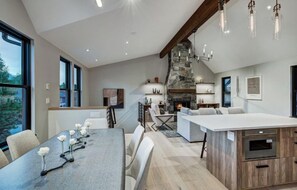 Dining - Luxury 3-bedroom Luxury Townhome, downtown Breckenridge (Breckenridge)