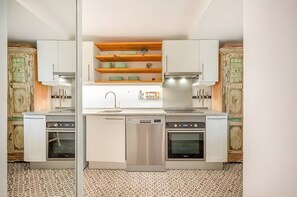 Fridge, oven, stovetop, dishwasher - Romantic Studio - One Bedroom Apartment, Sleeps 2 (Lisbon)