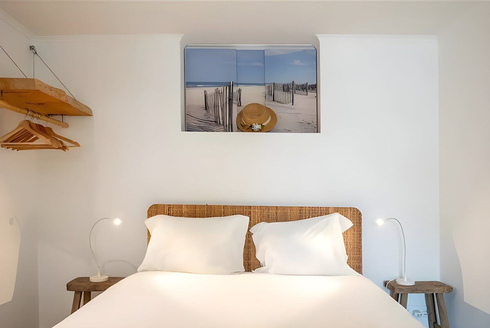 Desk, WiFi, bed sheets