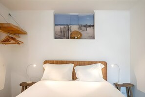 Desk, WiFi, bed sheets - Romantic Studio - One Bedroom Apartment, Sleeps 2 (Lisbon)