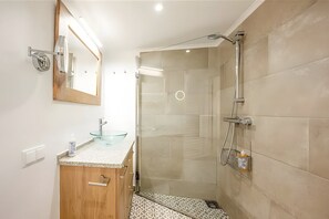 Hair dryer, towels - Romantic Studio - One Bedroom Apartment, Sleeps 2 (Lisbon)