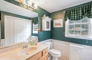 Hair dryer, towels, soap, toilet paper - Lovely 4-bedroom house with pool in charming Falmouth, Cape Cod (Falmouth)