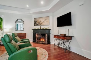 Interior - Victorian Garden Studio, Steps from Forsyth (Savannah)