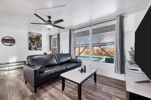 TV - Serene 2-bedroom house with AC in vibrant Denver (Denver)
