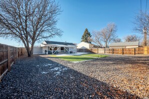 Property grounds - Serene 2-bedroom house with AC in vibrant Denver (Denver)