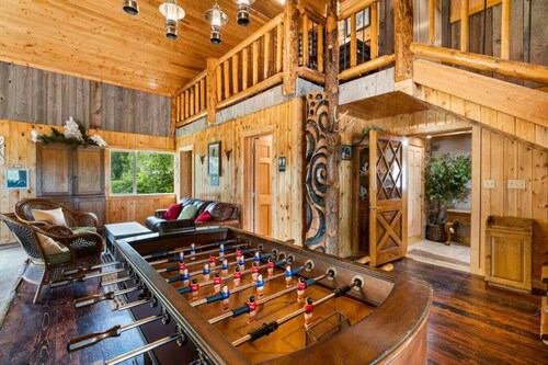 Amore Del Lago | Pet Friendly, Hot Tub, Fire Pit, Games, Sleeps 24!