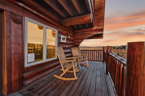 Buckskin Flats | Sleeps 18! By the Lake! Boat Ramp, Hot Tub, & AC!