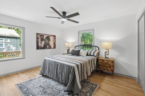 3 bedrooms, iron/ironing board, WiFi, bed sheets - Home in Overland Park (Overland Park)