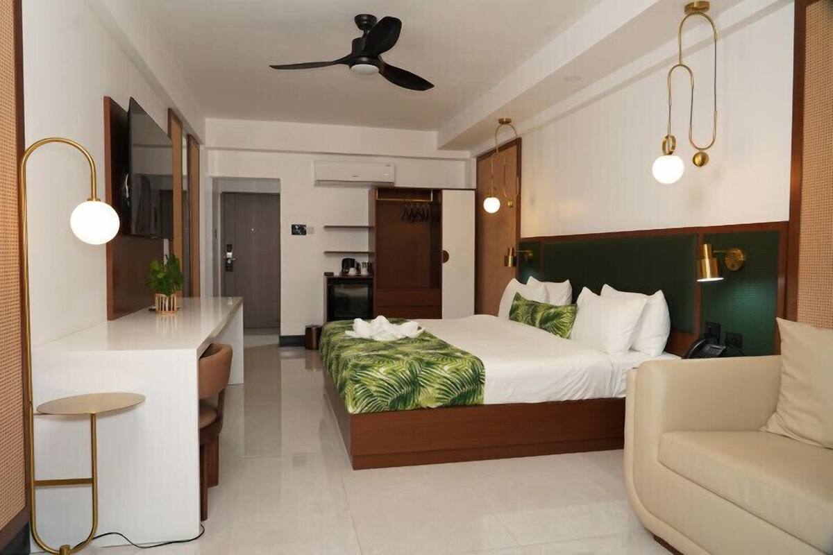 Suite junior, vista al jardín | Caja de seguridad en la habitación y escritorio