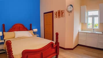 Deluxe Studio | Desk, laptop workspace, blackout drapes, free WiFi