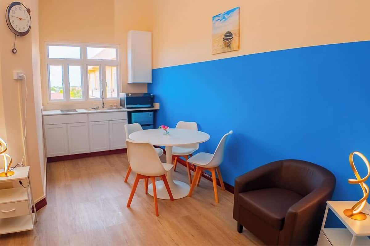 Deluxe Suite, Balcony, Ocean View | Living area | Printers