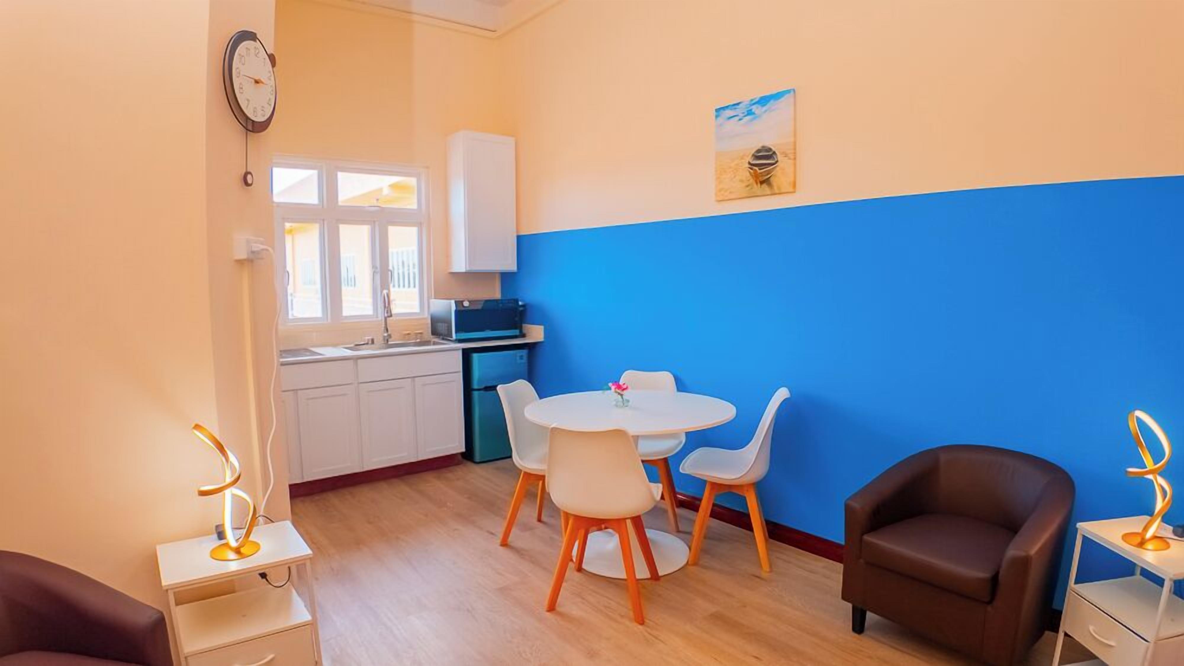 Deluxe suite, balkon, uitzicht op oceaan | Woonruimte | Een printer