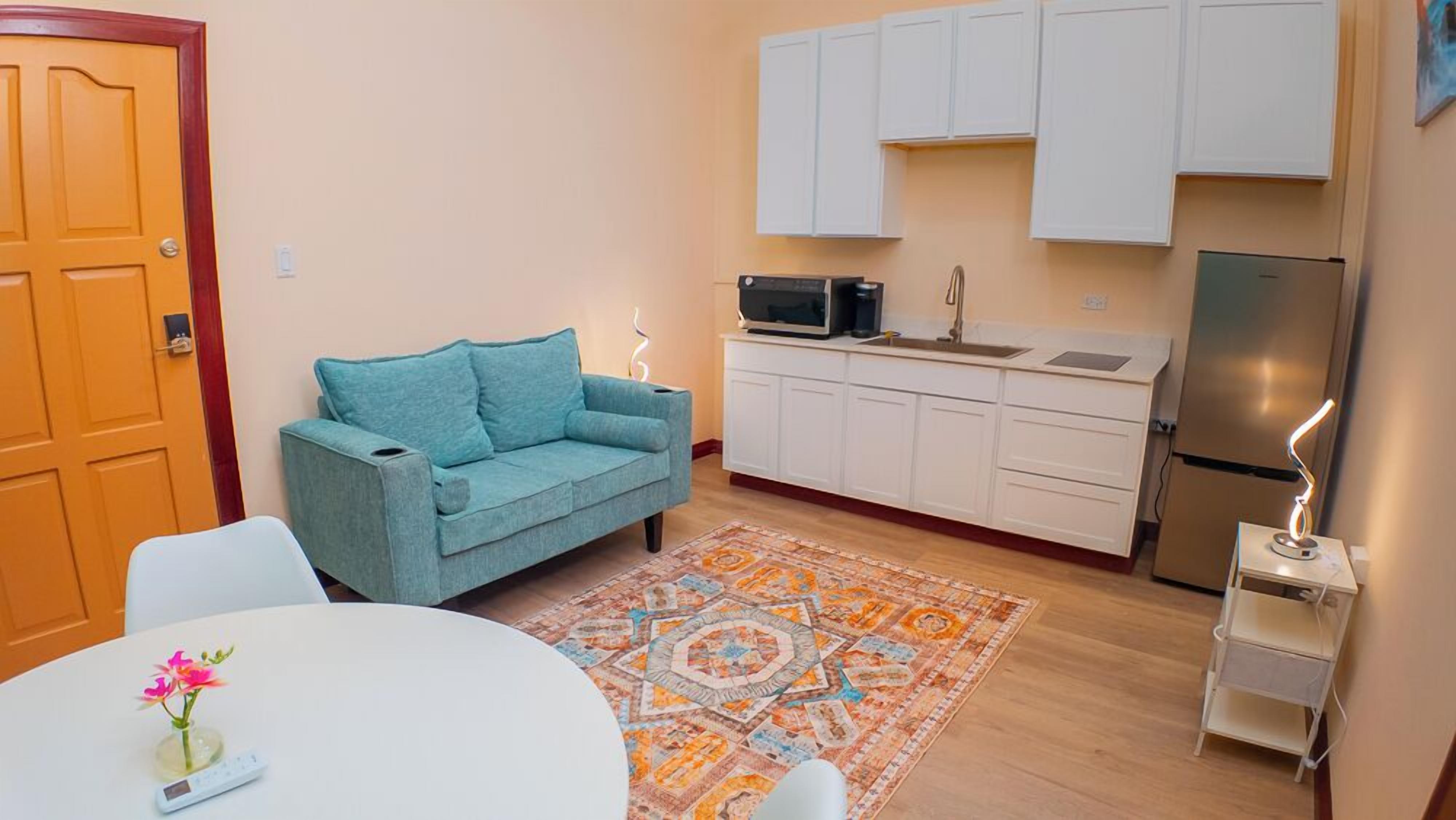 Suite Mewah, 1 Tempat Tidur King, balkon, pemandangan samudra | Dapur pribadi | Microwave, oven, dan peralatan masak/sendok-piring