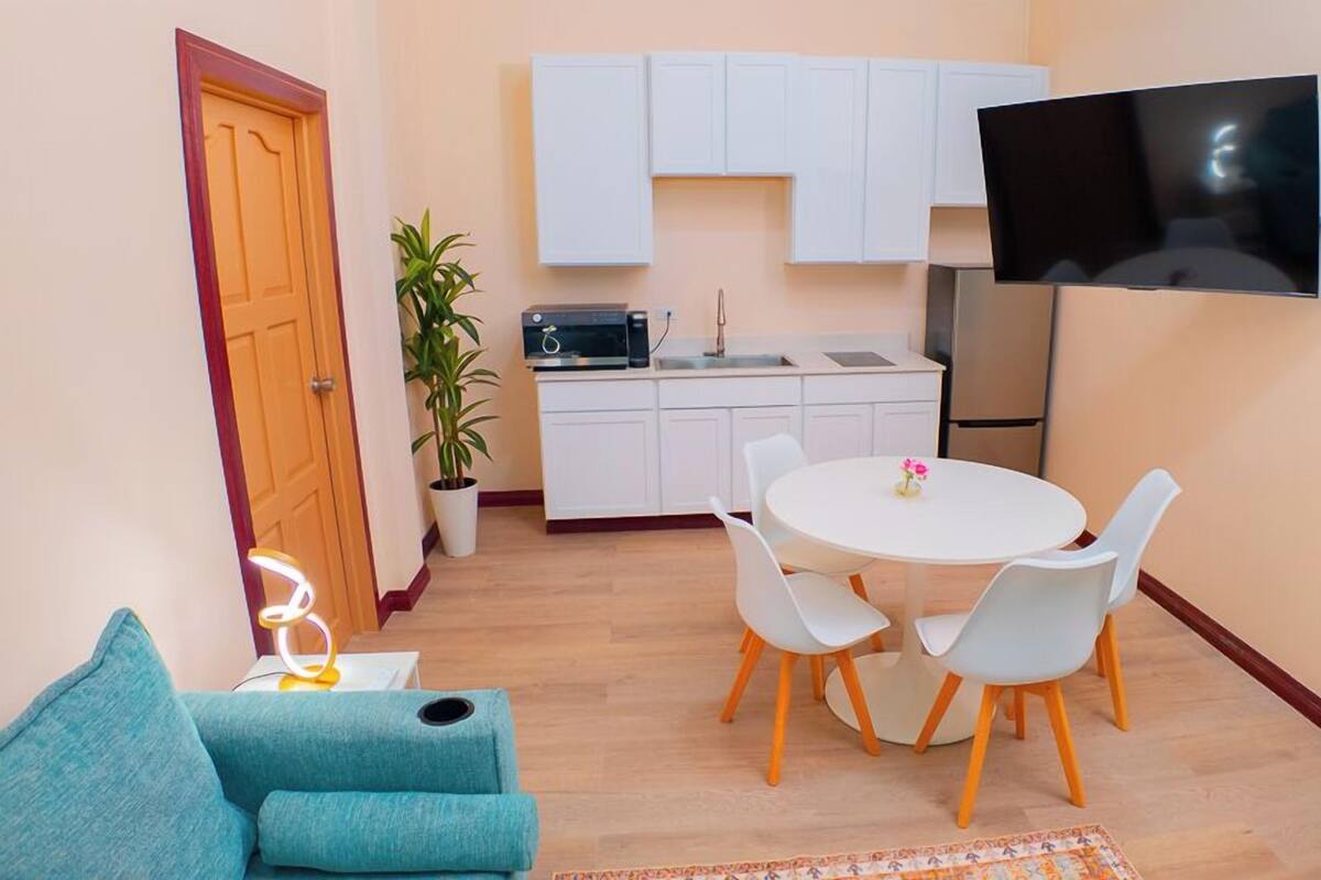 Luxury Suite, 1 King Bed, Balcony, Ocean View | Living area | Printers