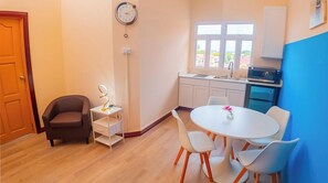 Deluxe suite, balkon, uitzicht op zee | Woonruimte | Een printer