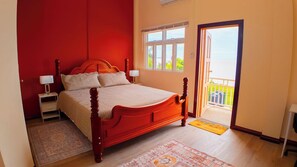 Luxe suite, balkon, uitzicht op zee | Een bureau, een laptopwerkplek, verduisterende gordijnen, gratis wifi