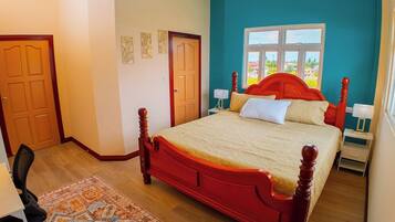 Suite Eksekutif, balkon, pemandangan samudra | Meja kerja, ruang kerja ramah laptop, dan tirai kedap cahaya