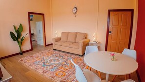 Executive-Suite, Balkon, Meerblick | Essbereich im Zimmer