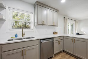 Private kitchen - Unbeatable Location! Bike to Coler and Downtown. Fresh remodel (Bentonville)