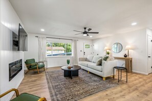 Living area - Unbeatable Location! Bike to Coler and Downtown. Fresh remodel (Bentonville)