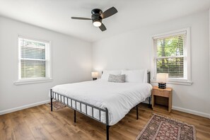 Iron/ironing board, WiFi, bed sheets - Unbeatable Location! Bike to Coler and Downtown. Fresh remodel (Bentonville)