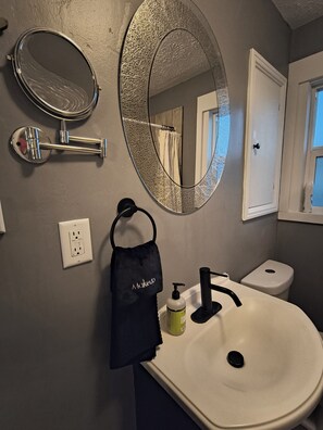Hair dryer, towels, soap, shampoo - Historic cozy home in Tooele (Tooele)