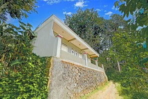 Exterior - OYO 95065 Villa Ade (Cisarua)