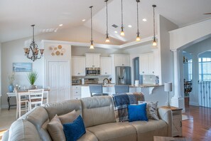 Living area - Spacious 5-bedroom pool house on Palm Coast canal, just minutes from the beach. (Palm Coast)