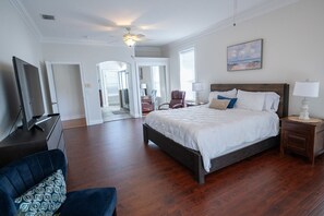 Iron/ironing board, WiFi, bed sheets - Spacious 5-bedroom pool house on Palm Coast canal, just minutes from the beach. (Palm Coast)