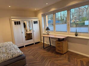 Tabla de planchar con plancha, wifi y ropa de cama 