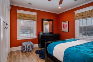 4 bedrooms, desk, iron/ironing board, WiFi - The Grand View on Pistakee Lake | Pool, Pier & Stunning Panoramic Lake Views (Fox Lake)